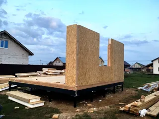 Haus nach Projekt „Alfa“, Siedlung Pervyy: Wandmontage