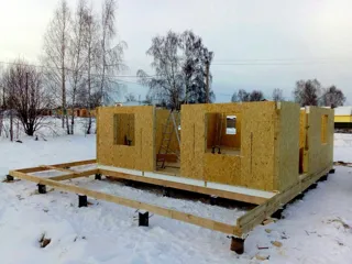 Haus nach Projekt „Argos“, Siedlung Karavaevo: Wandmontage