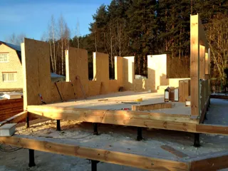 Haus nach individuellem Entwurf, Strunino: Wandmontage