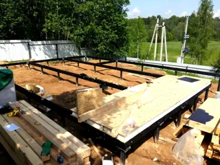 Haus nach Projekt „Mistika - E2.8“, Dorf Podolino: Fundament und Grundrahmen