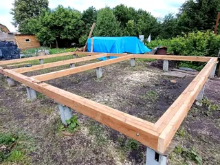 Eingeschossiges Haus nach Projekt „Wiwat“, Rostow Welikij: Fundament und Schwellenrahmen