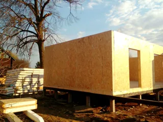 Haus nach Projekt „Mistika - E2.8“, Dorf Kurdumovo: Wandmontage