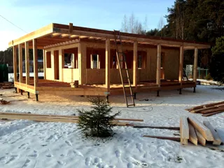 Haus nach individuellem Entwurf, Strunino: Terrasse und Eingangsbereich