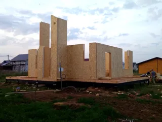 Haus nach individuellem Entwurf, Siedlung Pervyy: Wandmontage