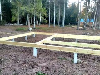 “A-Frame Altay” projesine göre ev, Moskova bölgesi: temel ve alt bağlama kirişi