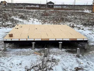 Haus nach Projekt „Metschta pl.4“, Siedlung Pervyy: Fundament und Grundrahmen
