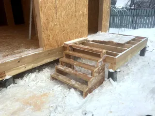 Haus 69 m², individuelles Projekt, SNT „Juschnyj-5“: Terrasse und Eingangstreppe