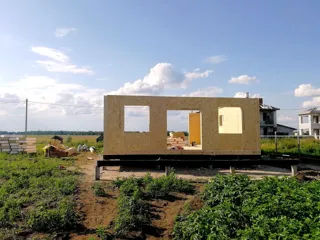 Haus nach individuellem Entwurf, Dorf Kovarditsy: Wandmontage