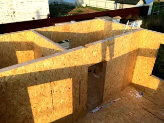 Haus nach Projekt „Alfa“, Siedlung Pervyy: Wandmontage