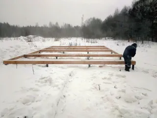Haus nach Projekt „Jaroslawl“, Dorf Karmanovo: Fundament und Grundrahmen
