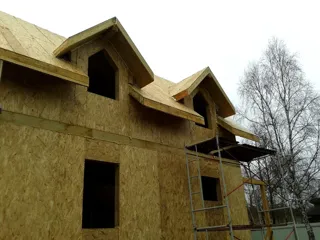 Haus nach Projekt „Garmonija 122.89“, Vichuga: Wandmontage