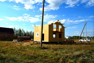 Haus nach Projekt „Fantasija“, Siedlung Plotina: Wandmontage