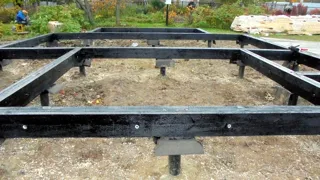 Haus nach Projekt „Solo“, Siedlung Vichuga: Fundament und Grundrahmen