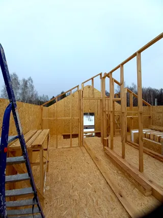 Haus nach Projekt „Sawuschka“, Dorf Khorlovo: Wandmontage