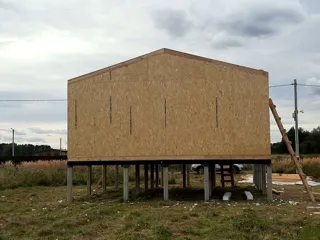 Haus nach individuellem Entwurf, Dorf Turovo: Wandmontage
