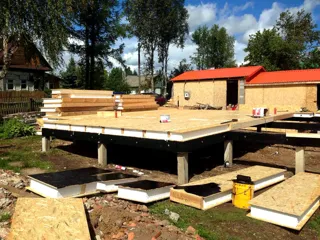 Haus nach individuellem Entwurf, Siedlung Borisoglebskiy: Boden aus SIP-Paneelen auf Höhe 0