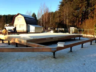 Haus nach individuellem Projekt, Strunino: Fundament und Grundrahmen