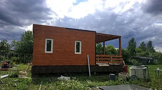 Haus nach Projekt „Mistika - S2.8“, Dorf Kukarino: Terrasse und Eingangsbereich