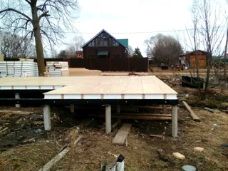 Haus nach Projekt „Mistika - E2.8“, Dorf Kurdumovo: Fundament und Grundrahmen