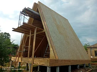 “A-Frame 57” projesine göre ev, Poddubnovo köyü: duvar montajı
