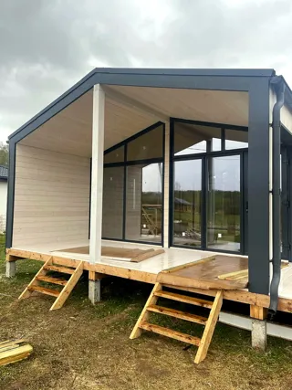 Haus nach Projekt „Barnhouse 45“, Gebiet Iwanowo: Terrasse und Eingangsbereich