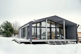 Showroom Barnhouse 76.3 in Kostroma: Fassade fertiggestellt