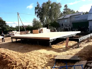 Haus nach Projekt „Majak“, Dorf Verkhnee Myachkovo: Fundament und Grundrahmen