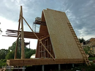 “A-Frame 57” projesine göre ev, Poddubnovo köyü: duvar montajı