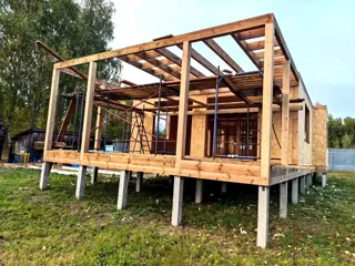 SIP-дом «Сказка», Кузнецово: каркас навеса террасы — ракурс 2