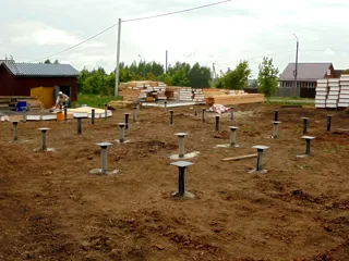 Haus nach Projekt „Michigan“, Galich: Fundament und Grundrahmen