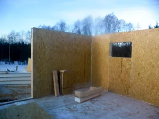 House based on the “Ermak” design, Serednevo village: wall assembly