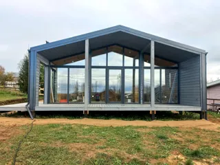 Showroom Barnhouse 76.3 in Kostroma: Verglasung, geschlossene Gebäudehülle