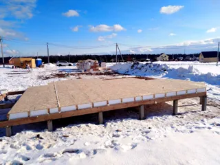 Banja, Projekt „Florida“, Dorf Balabanovo: Boden aus SIP-Paneelen auf Höhe 0