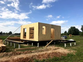 Haus nach Projekt „Karl“, Dorf Malyshevo: Wandmontage