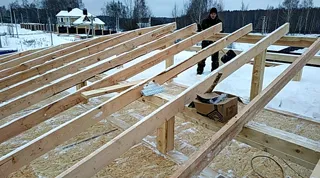 Eingeschossiges Haus nach Projekt „Sabawa“, Dorf Dyakovo: Decke und Dachstuhl