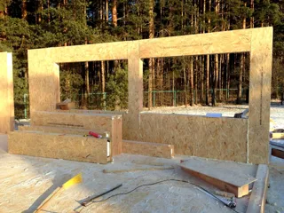 Haus nach individuellem Entwurf, Strunino: Wandmontage