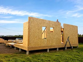 Haus nach Projekt „HiTech 91“, Dorf Zabore: Wandmontage
