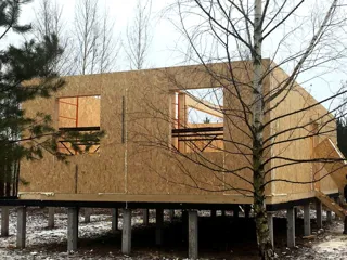 Haus nach Projekt „Korsar - D2.8“, Siedlung Gustomesovo: Wandmontage