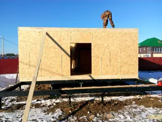 Haus nach Projekt „Sefir“, Siedlung Dubna: Wandmontage