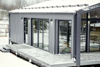 Showroom Barnhouse 76.3 in Kostroma: Fassade fertiggestellt
