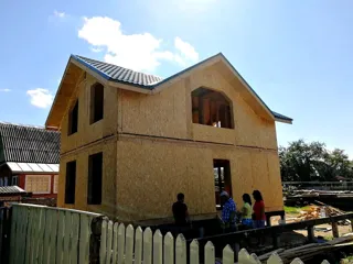 Haus nach Projekt „Dorofejewo“, Navoloki: Dach