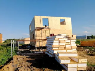 Haus nach individuellem Entwurf, Dorf Kovarditsy: zweites Obergeschoss und Dachgeschoss