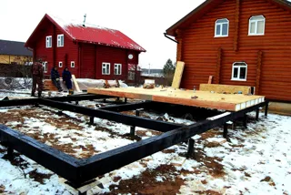 Haus nach Projekt „Garmonija 122.89“, Dorf Buzharovo: Fundament und Grundrahmen
