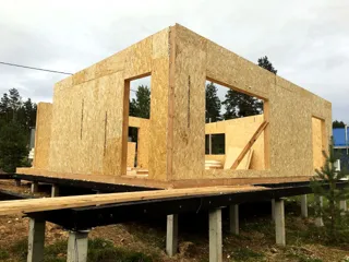 Haus nach individuellem Entwurf, Region Leningrad: Wandmontage