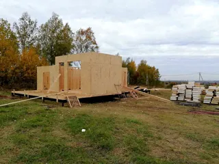 Haus nach Projekt „Grafit“, Siedlung Lyubashino: Wandmontage