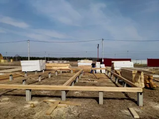 Haus nach Projekt „Mistika - K2.5“, Dorf Zdekhovo: Fundament und Grundrahmen