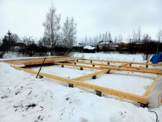 Haus 105 m² nach individuellem Projekt, Dorf Svingino: Fundament und Grundrahmen
