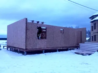 Özel projeye göre 104 m² ev, Kostroma bölgesi: duvar montajı