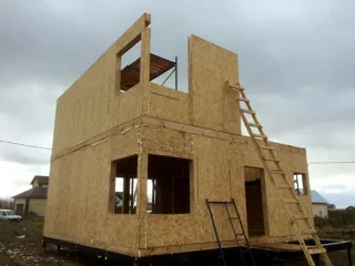 Haus nach Projekt „Stil 108“, Siedlung Yaroslavka: Wandmontage