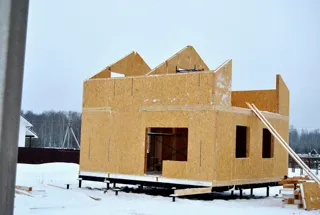 Haus nach Projekt „Radoniza“, Dorf Kadnikovo: Wandmontage